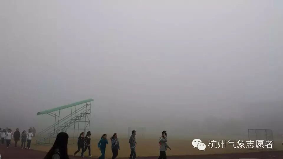 强烈谴责!雾霾天高校学生照常晨跑