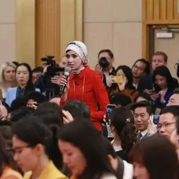 用中文向王毅提问，被这位极度漂亮的阿拉伯小姐姐实力圈粉了！