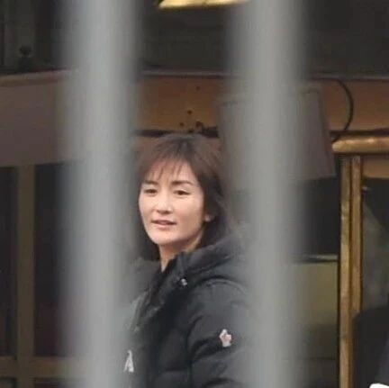 谢娜首度亮相央视春晚彩排 身穿红衣素颜喜气足