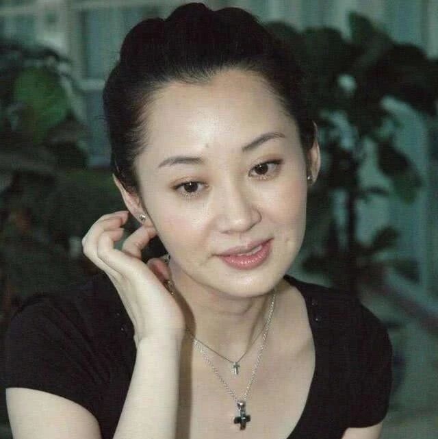 50岁许晴发文庆生,离开精修的她长这样,45岁林志玲都不如她