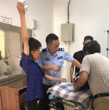 游客遭野象攻击,3名性感姐姐不幸被踢爆下体死亡!