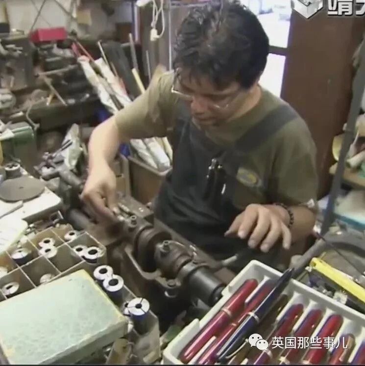 父亲突然去世，他用祖上留下的机器自学修炼成一代钢笔大师... 也是厉害了