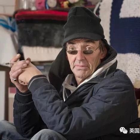 他把停车场改造成自己的窝，这大概是流浪汉中的豪宅了...