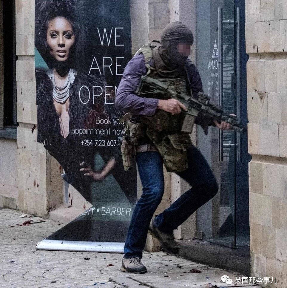 英国特种兵休假购物突遇恐袭，拿出车里装备扛起枪就冲进去救人！