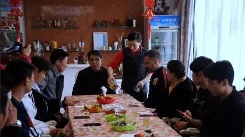 不忘初心,张敏带着武磊及上港球员一行探望徐根宝